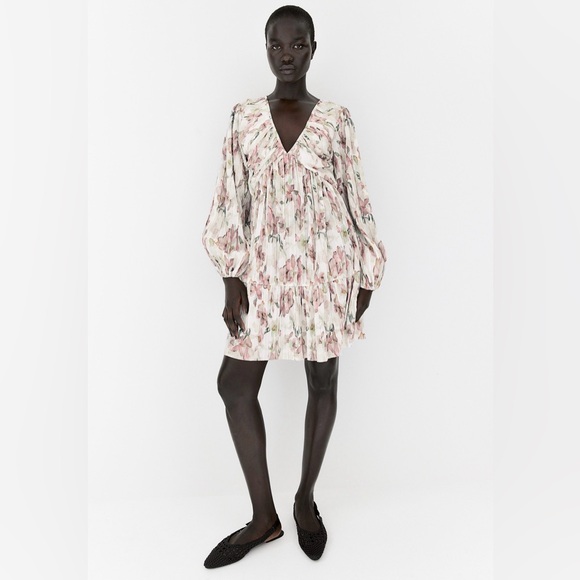 H&M Plissé Pink Watercolor Floral Long Sleeve V-Neck Dress Sz Medium - Picture 2 of 11